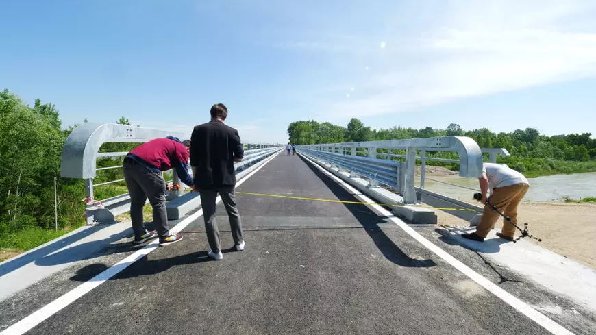 Radio Erevan de Dâmbovița: șeful Consiliului Județean se laudă cu un pod lat de 9 metri și două benzi. Are, de fapt, 7 metri, o singură bandă și a costat mai mult cu 30%