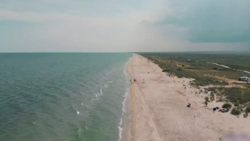 A parcat TIR-ul direct pe plaja din Corbu: „Ăsta e hotelul meu”. Ce a răspuns când i s-a cerut să plece