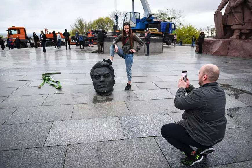 Celălalt „război” din Ucraina: tancuri sovietice demontate în vest și statui ale lui Lenin ridicate în est. Care vor fi consecințele? 