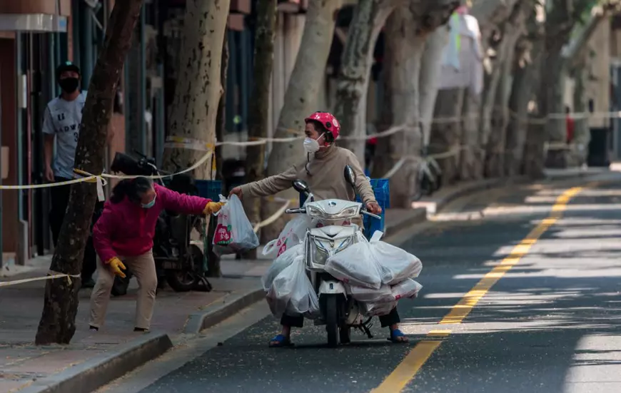 Exclusiv | 55 zile de izolare în Shanghai. Viața unui român în orașul în care oamenii cu Covid sunt luați din stradă și trimiși în centre de carantinare