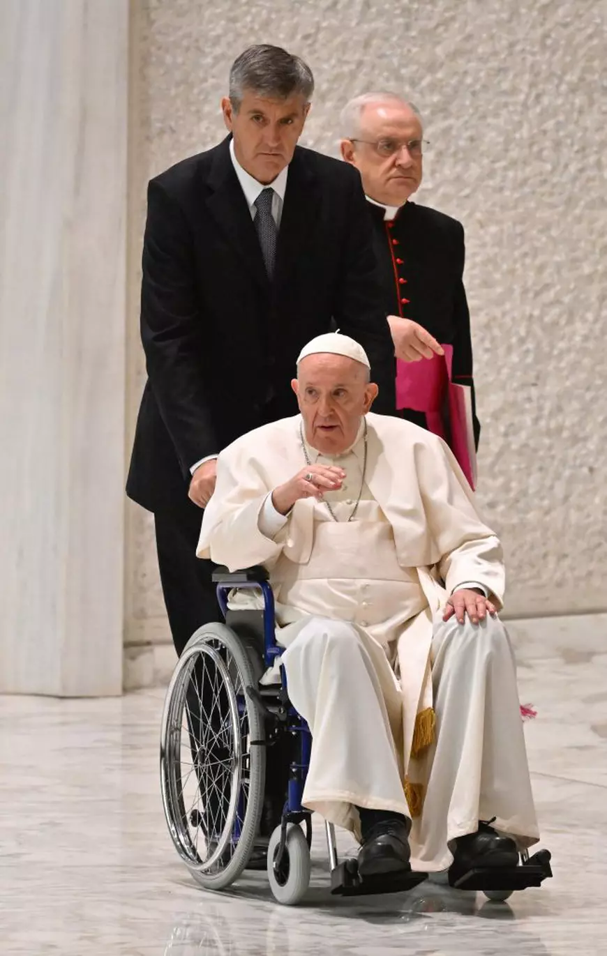 Pentru prima dată, Papa Francisc a folosit un scaun cu rotile în public după reapariţia problemelor la genunchi