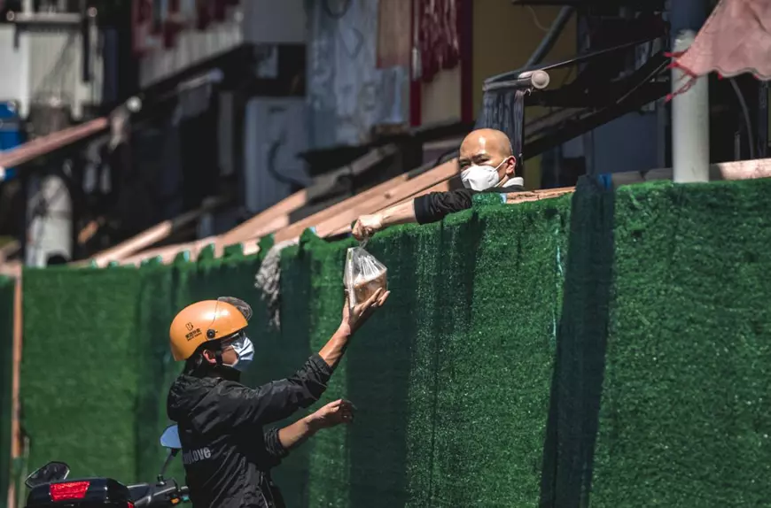 Exclusiv | 55 zile de izolare în Shanghai. Viața unui român în orașul în care oamenii cu Covid sunt luați din stradă și trimiși în centre de carantinare