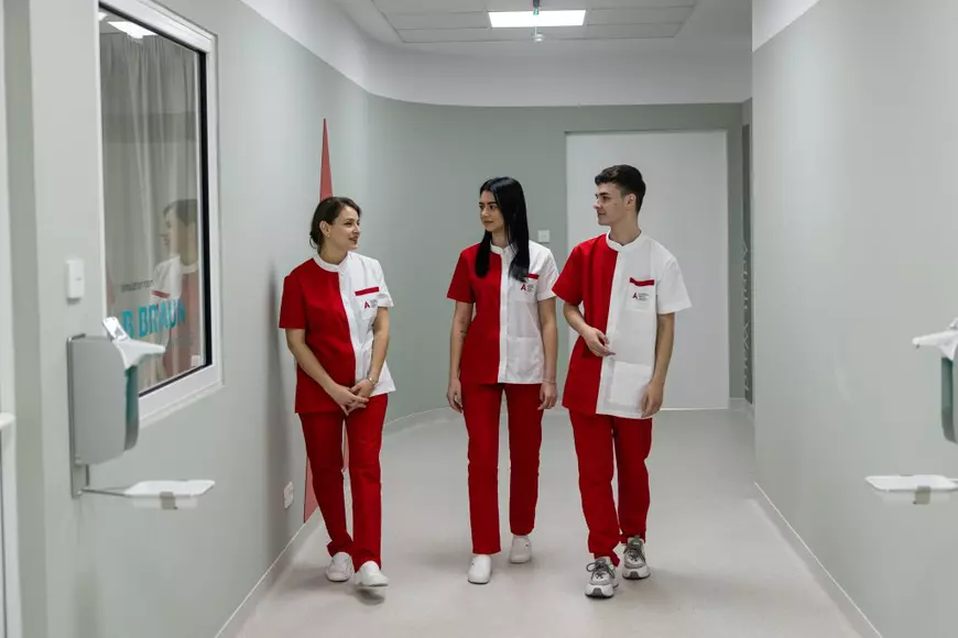 Academia Europeană pentru Asistenți Medicali, un program de licență de 3 ani, pe model educațional britanic, chiar în România. La finalizarea programului, studenții Academiei Europene pentru Asistenți Medicali au șansa de a se angaja imediat, în cadrul Rețelei Private de Sănătate REGINA MARIA.