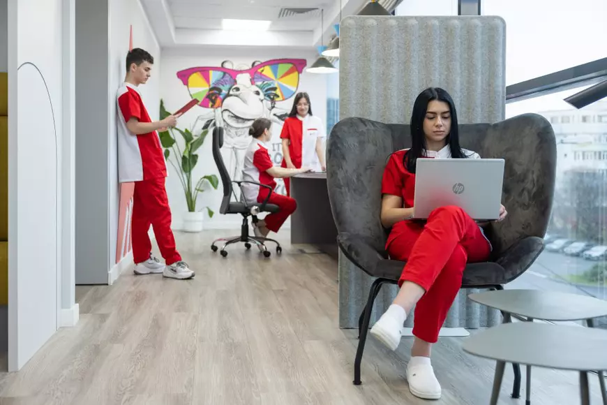 Academia Europeană pentru Asistenți Medicali dispune de manechine umanoide robotice de ultimă generație care imită simptomele studiate, clinice sau cronice și care au circuite interne de lichide, fapt ce permite simularea recoltării de probe biologice