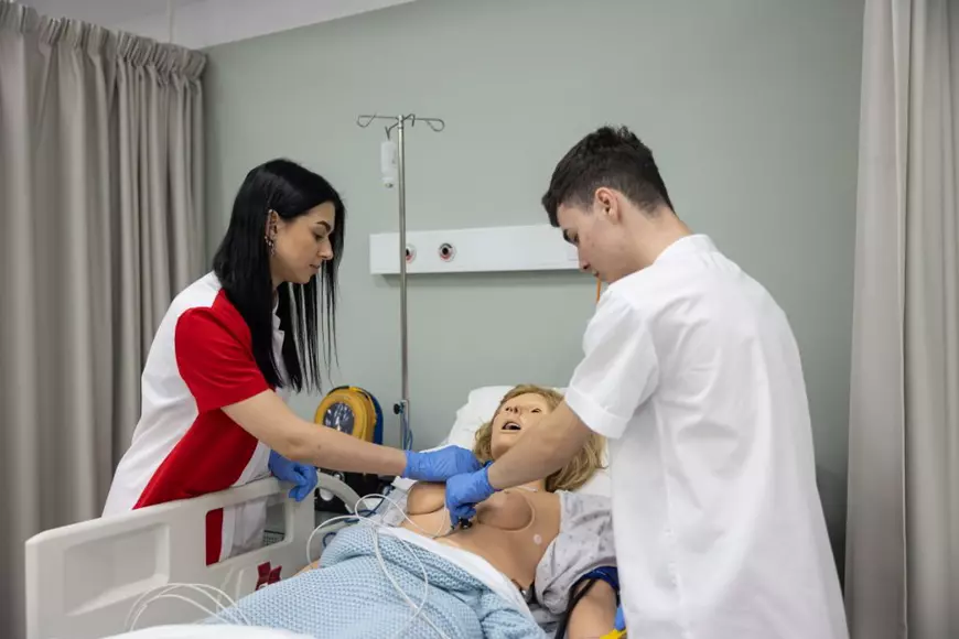 Academia Europeană pentru Asistenți Medicali dispune de manechine umanoide robotice de ultimă generație care imită simptomele studiate, clinice sau cronice și care au circuite interne de lichide, fapt ce permite simularea recoltării de probe biologice