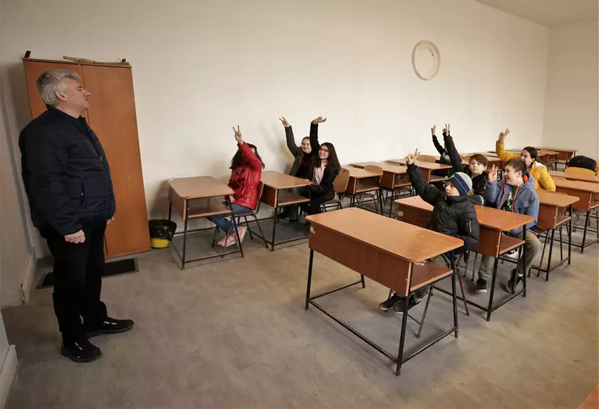 Cum se transformă o școală renovată la 130 de ani de la înființare. „Mobilierul era de pe vremea lui Moș Ion Roată”