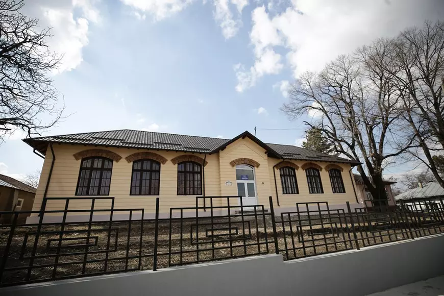 Cum se transformă o școală renovată la 130 de ani de la înființare. „Mobilierul era de pe vremea lui Moș Ion Roată”