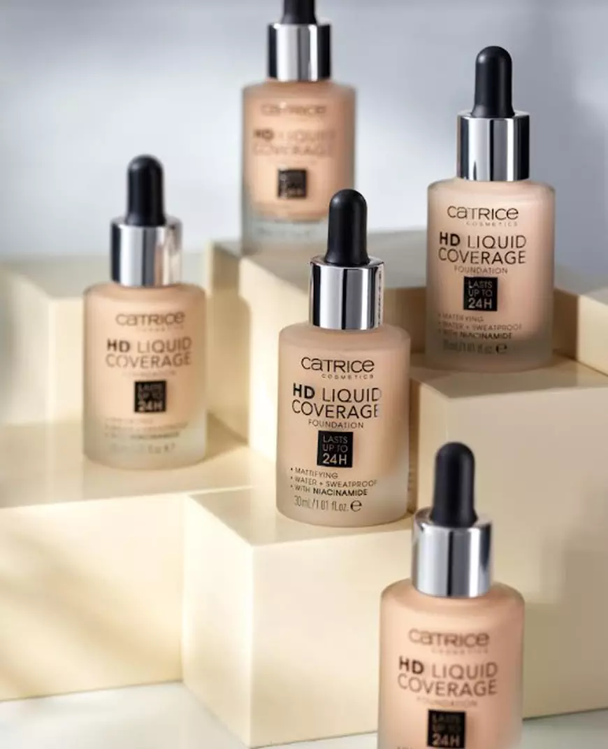 Descoperiți noua artă de acoperire cu fondul de ten Catrice HD Liquid Coverage