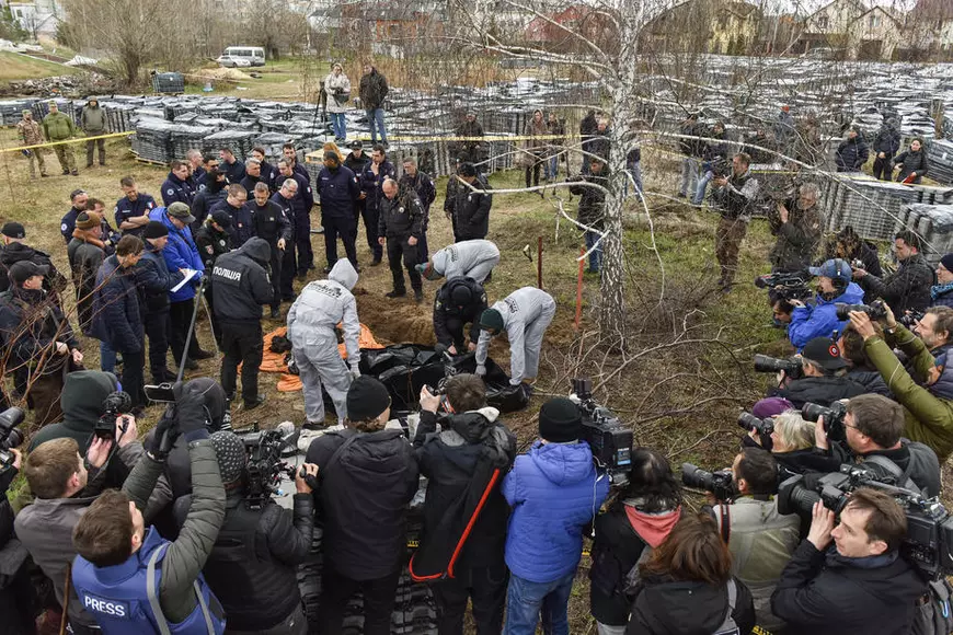 Dovezile prezenței soldaților în Bucha: o scrisoare de dragoste, „semnături” pe pereți și mărturiile supraviețuitorilor: „Am auzit sunete de oase rupte”