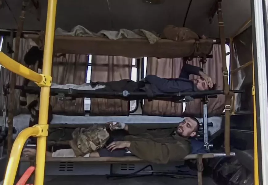 Filmul evacuării luptătorilor ucraineni din uzina Azovstal. Au fost duși în zone controlate de ruși, de unde urmează să fie predați Kievului