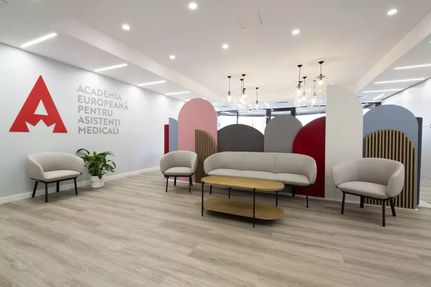 Studenția la Academia Europeană pentru Asistenți Medicali: povestea Cristianei Dinescu și a Elenei Iancovici