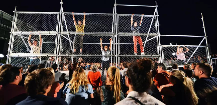 Șase dansatori din Franța vor face un spectacol de dans pe schele. Foto: FITS