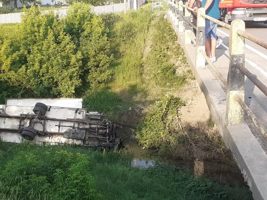 Un TIR încărcat cu dulciuri s-a răsturnat în albia unui râu din județul Vaslui, după ce i-a explodat un pneu