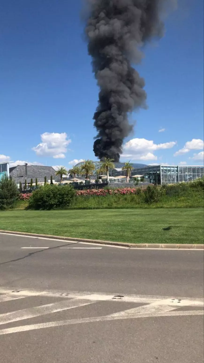 Incendiu puternic la un depozit de la Therme. Intervin mai multe echipaje de pompieri