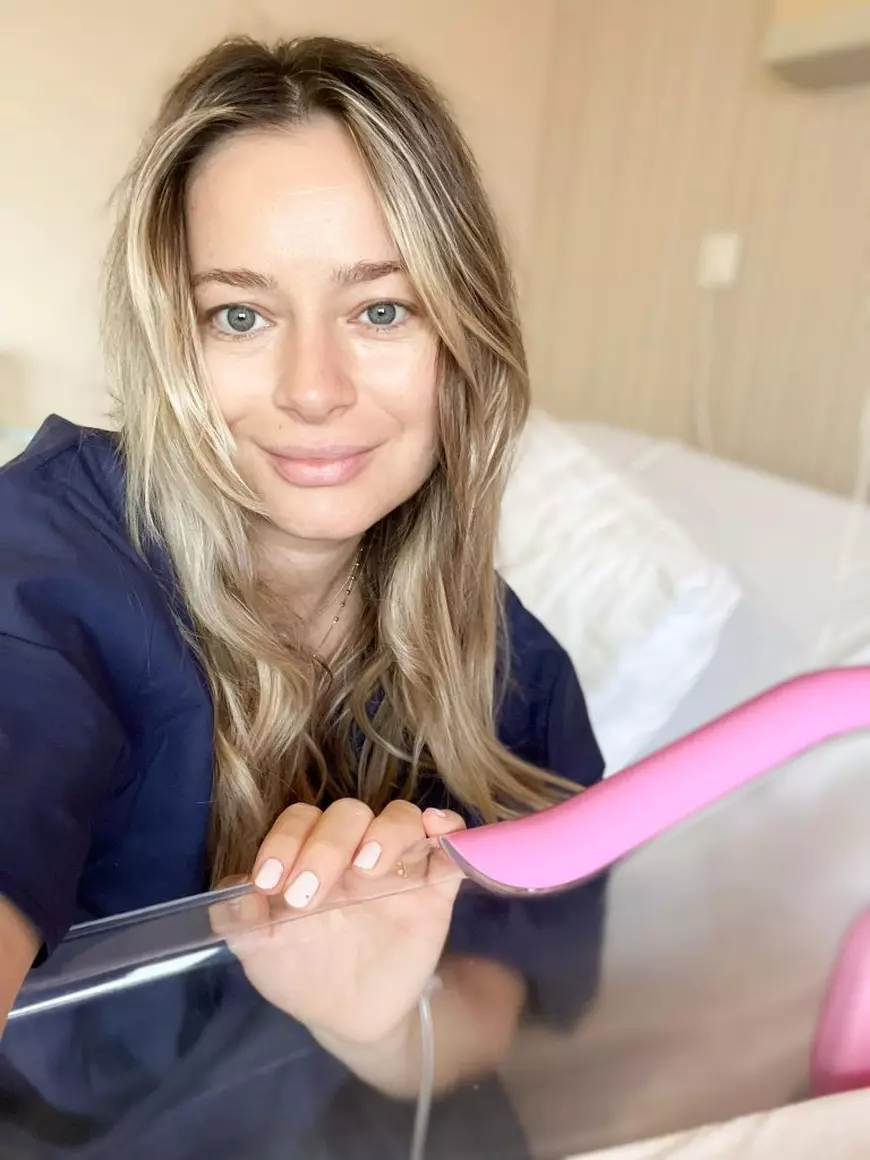 Cum arată Laura Cosoi după ce a născut a treia oară. Vedeta a publicat o imagine cu ea, de pe patul de spital