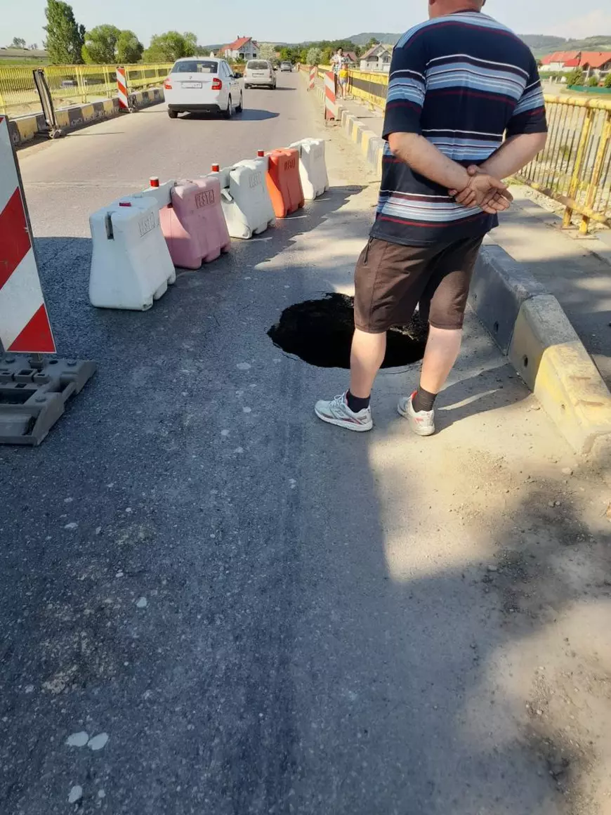Capătul renovat al podului cu cântec de la Milișăuți s-a surpat. Imagini de la fața locului