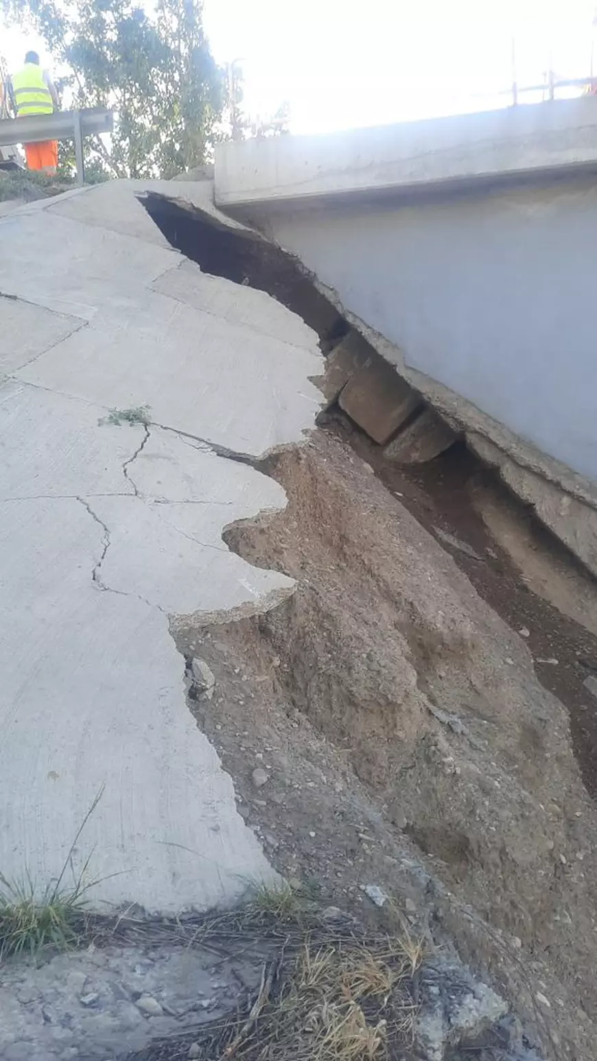 Capătul renovat al podului cu cântec de la Milișăuți s-a surpat. Imagini de la fața locului