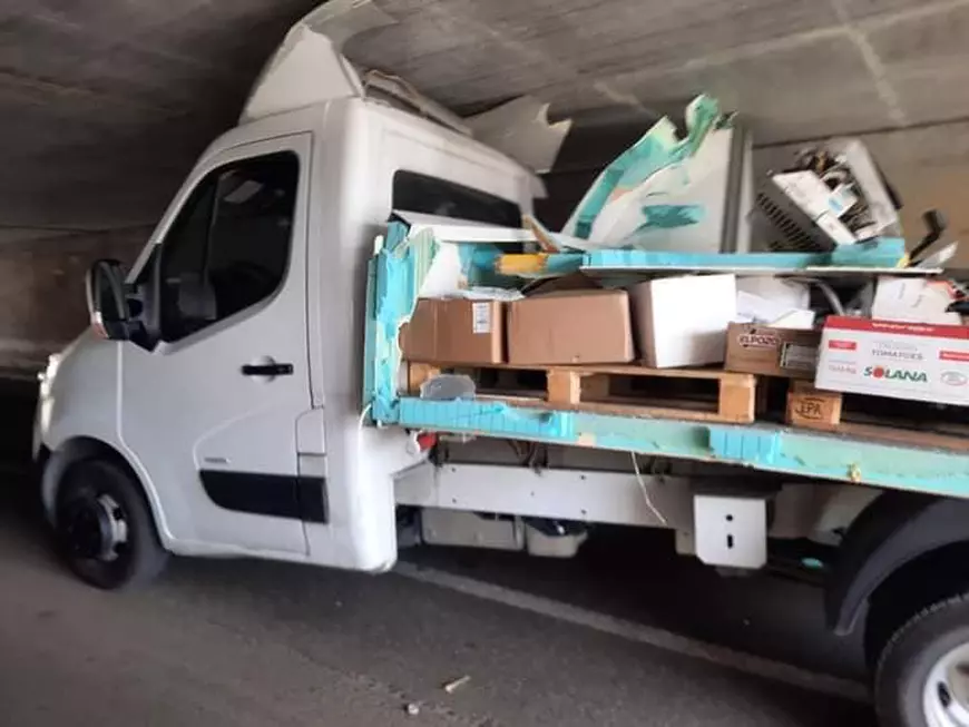 O dubă a rămas blocată sub un pasaj de pe autostradă. „Marfar cabrio încă nu am văzut”