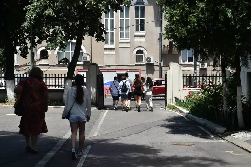 Schema prin care „lumea bună” de la vile își plasează copiii la școlile de prestigiu dintre blocuri. Toată lumea știe, de ce nu vorbește nimeni?