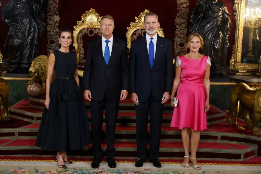 Cum s-a îmbrăcat Carmen Iohannis la dineul regelui Spaniei. Prima doamnă a României s-a duelat în ținute cu regina Letizia, Jill Biden și Brigitte Macron