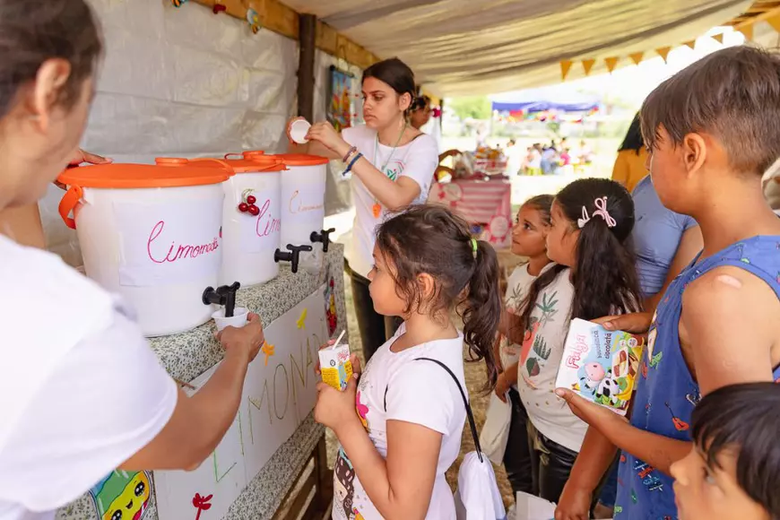 Bâlci în curtea bisericii, pentru copiii săraci din Frumușani, Călărași. „Mamaie, ce frumos e! Pot să rămân să dorm aici?”