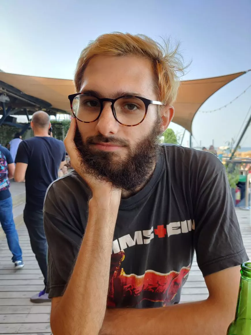 INTERVIU. Profu’ de geografie care le cântă adolescenților despre terapie, identitate de gen și societate civilă 