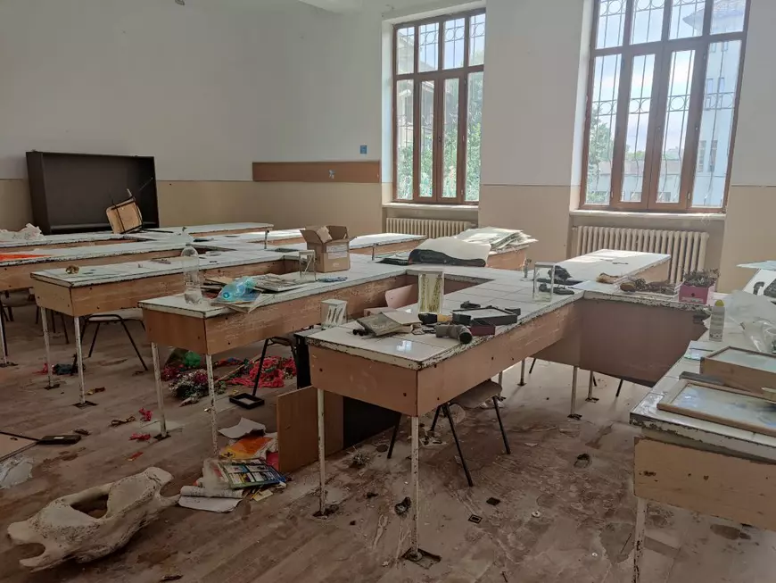 O sală de clasă vandalizată în Colegiul „Mihai Eminescu”