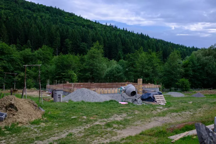 REPORTAJ. Singurul progres după vânătoarea cu scandal din Ojdula: În comuna covăsneană s-a deschis un restaurant cu numele ursului Arthur și gard electric