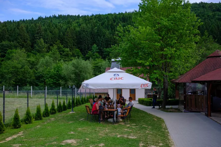 REPORTAJ. Singurul progres după vânătoarea cu scandal din Ojdula: În comuna covăsneană s-a deschis un restaurant cu numele ursului Arthur și gard electric