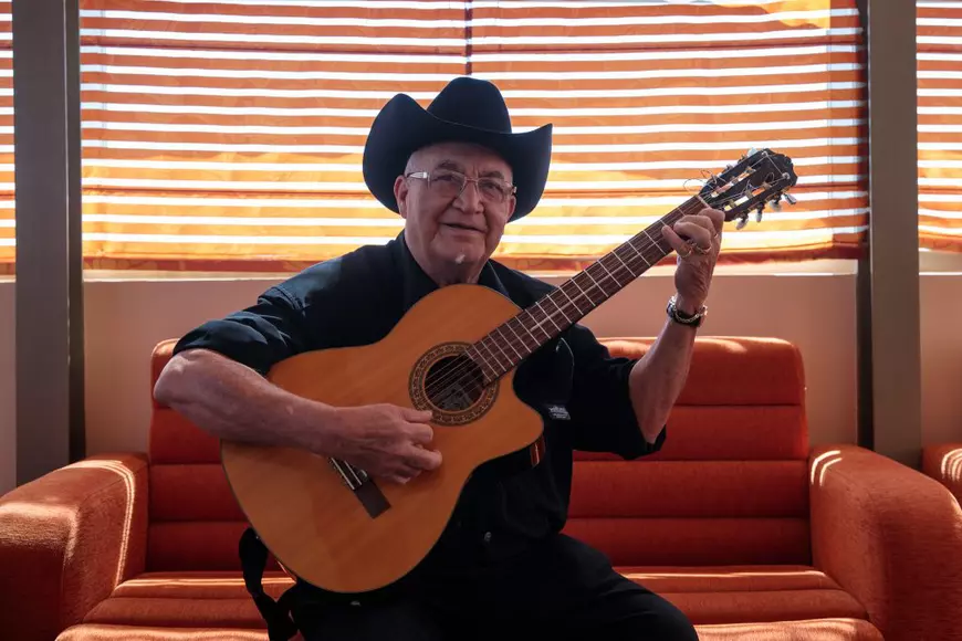 Interviu cu legenda Buena Vista Social Club, chitaristul Eliades Ochoa: „Pe vremuri cântam pentru a trăi. Acum vreau să trăiesc pentru a mai cânta lumii”