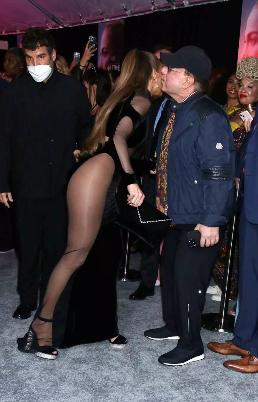 Jennifer Lopez, într-o rochie decupată și foarte transparentă. Cântăreața în vârstă de 52 de ani a apărut cu formele la vedere