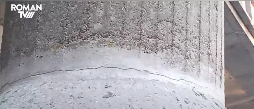 FOTO. Podul care s-a prăbușit în județul Neamț era „crăpat și lăsat pe mijloc” încă dinaintea inaugurării făcute de șeful CJ, Ionel Arsene