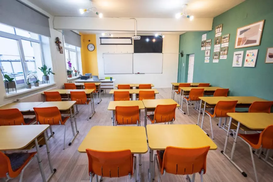 Două profesoare din Fălticeni au digitalizat patru clase și acum elevii se întrec să iasă la tablă. „Nu putem să ne întoarcem în trecut, suntem în secolul XXI”