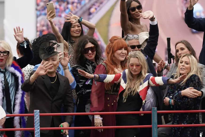 Cum au petrecut britanicii Jubileul de Platină al reginei Elisabeta a II-a - parade, petreceri stradale și curse de câini Corgi