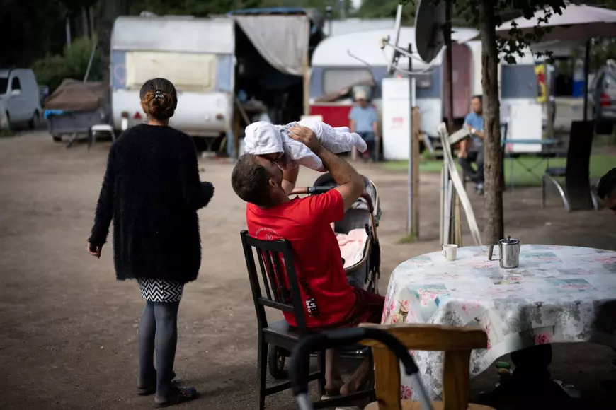 Imagini din mahalalele din Nantes, unde trăiesc peste 2.000 de români. „Avem bani să trăim, dar copiii noștri sunt analfabeți”