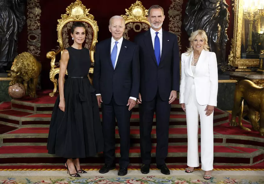 Cum s-a îmbrăcat Carmen Iohannis la dineul regelui Spaniei. Prima doamnă a României s-a duelat în ținute cu regina Letizia, Jill Biden și Brigitte Macron