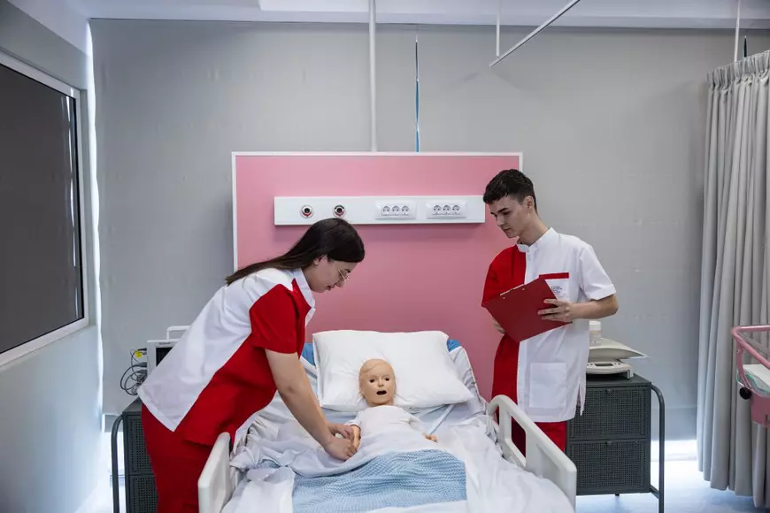 Studenția la Academia Europeană pentru Asistenți Medicali: povestea Cristianei Dinescu și a Elenei Iancovici