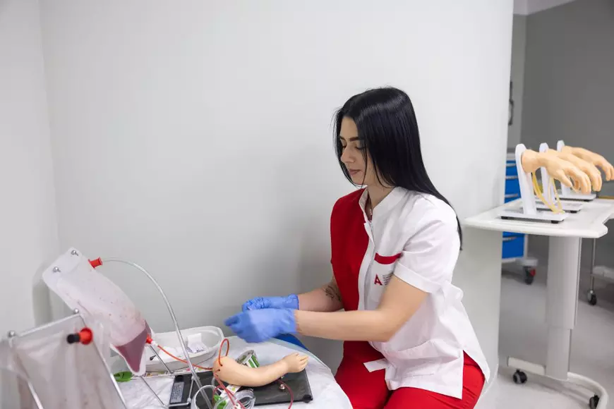 Viața de student la Academia Europeană pentru Asistenți Medicali, văzută prin ochii Lucianei și a lui Alex, doi tineri viitori asistenți medicali