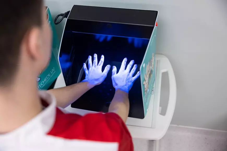 Viața de student la Academia Europeană pentru Asistenți Medicali, văzută prin ochii Lucianei și a lui Alex, doi tineri viitori asistenți medicali