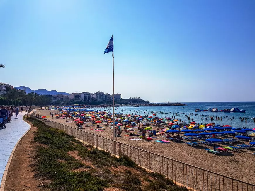 Plaje Blue Flag - Plaja Poniente din Benidorm în timpul verii cu steagul care indică o plajă albastră europeană de o calitate mai bună.