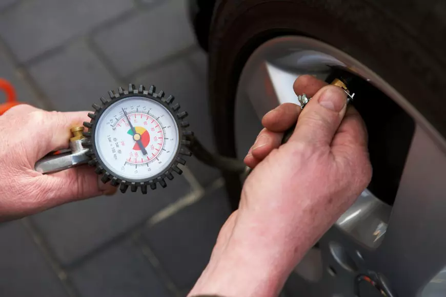 Un mare campion la automobilism îți spune cum poți să faci economie de carburant. Opt lucruri la care Titi Aur este foarte atent