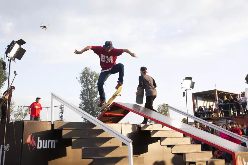 Care sunt cele mai bune skate park-uri din București - Copii exersând într-un skate park.