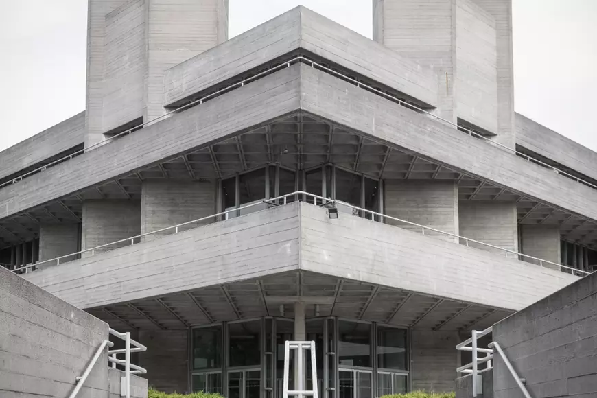 Ce este și unde a apărut arhitectura brutalistă - Tatrul Naţional din Londra.