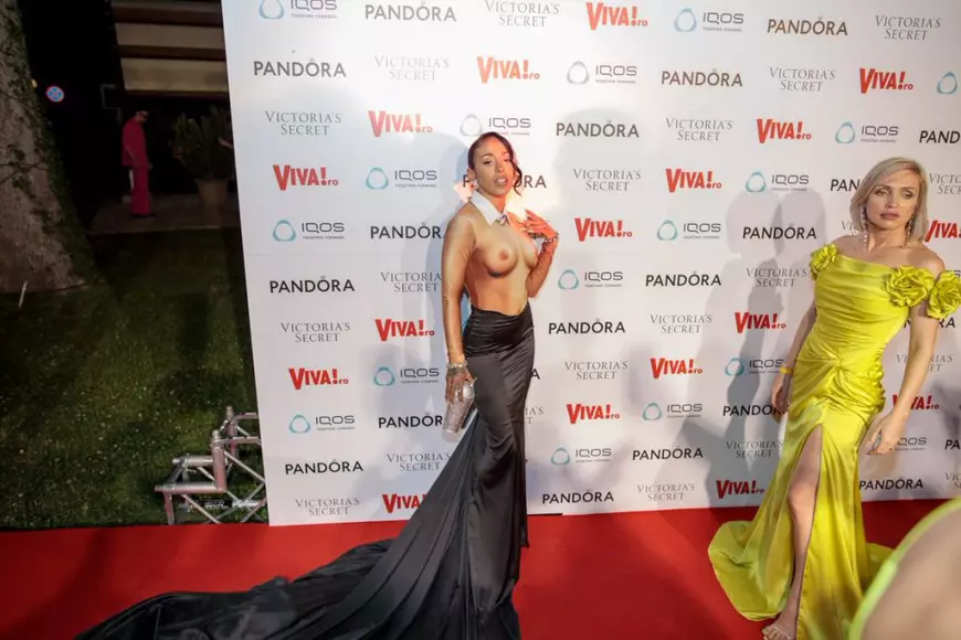 Cum s-au îmbrăcat vedetele pe covorul roșu la petrecerea VIVA! 2022. Andreea Marin și iubitul ei au atras toate privirile la eveniment