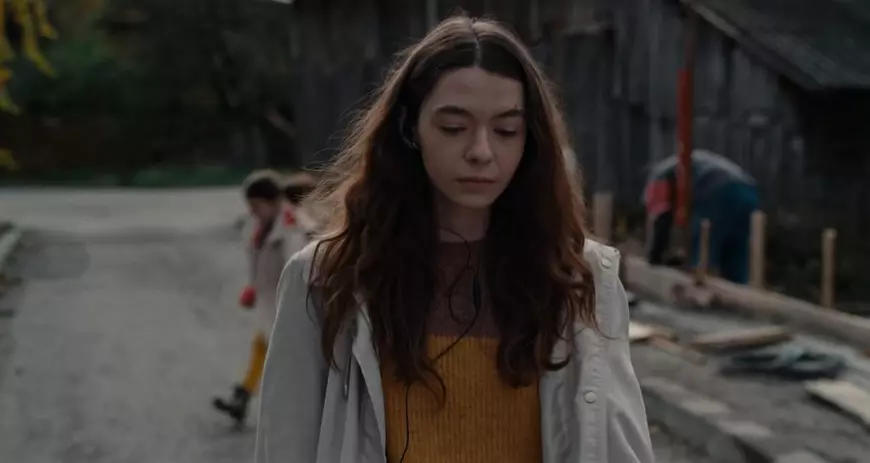 INTERVIU. Cum s-a născut un film despre trauma generației lăsate în urmă de părinții plecați la muncă în străinătate: „Nu înțeleg de ce nu se țipă mai mult”
