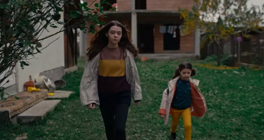 INTERVIU. Cum s-a născut un film despre trauma generației lăsate în urmă de părinții plecați la muncă în străinătate: „Nu înțeleg de ce nu se țipă mai mult”