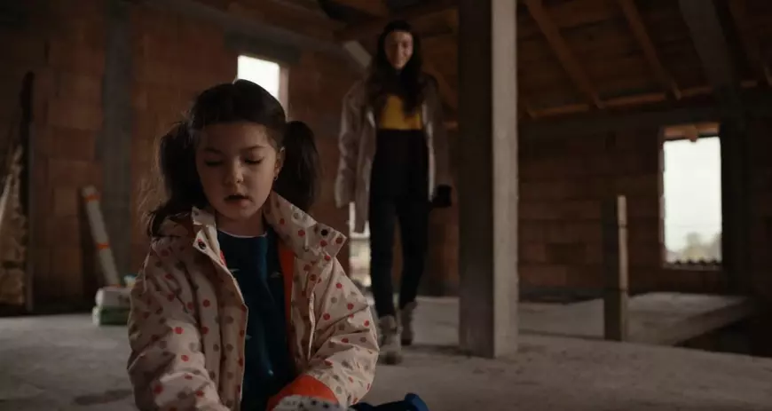 INTERVIU. Cum s-a născut un film despre trauma generației lăsate în urmă de părinții plecați la muncă în străinătate: „Nu înțeleg de ce nu se țipă mai mult”