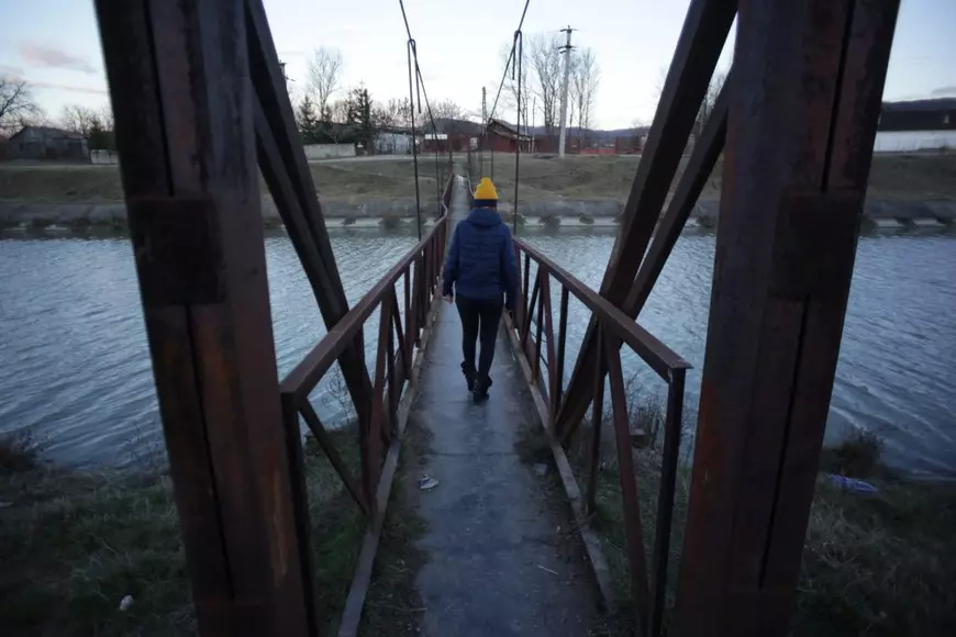 INTERVIU. Cum s-a născut un film despre trauma generației lăsate în urmă de părinții plecați la muncă în străinătate: „Nu înțeleg de ce nu se țipă mai mult”