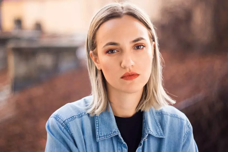 INTERVIU. Cum s-a născut un film despre trauma generației lăsate în urmă de părinții plecați la muncă în străinătate: „Nu înțeleg de ce nu se țipă mai mult”