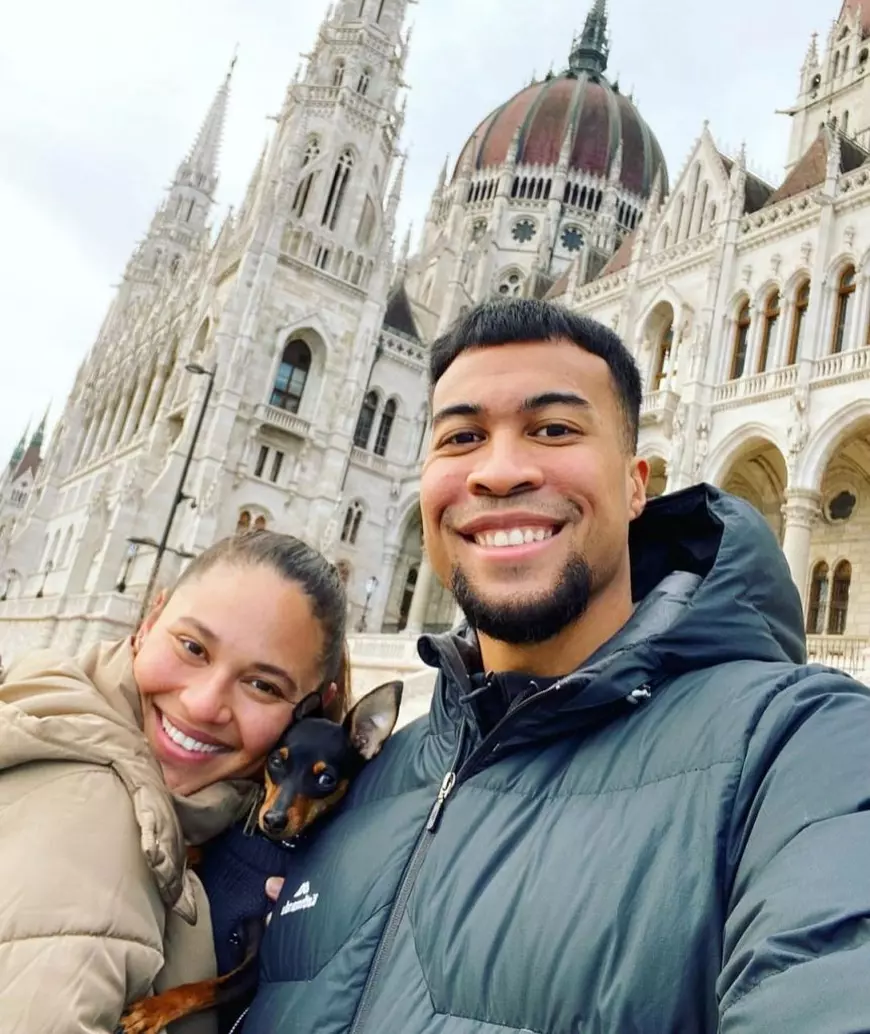 De 4 iulie, Ziua Americii, un yankeu mutat la Oradea se declară încântat de aproape tot ce a găsit în România: „Comparativ cu Los Angeles, aici pare că e gratis totul”. Ceva îl deranjează totuși